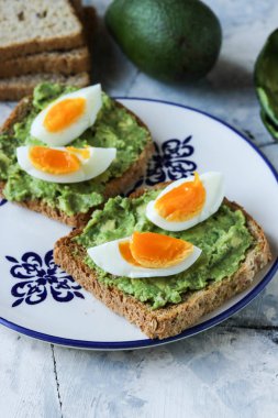 Avokado ve yumurta, yumurta ve avokado ile ekmek dilim tost
