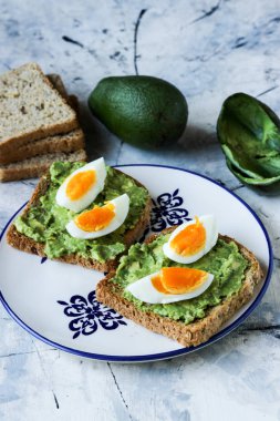 Avokado ve yumurta, yumurta ve avokado ile ekmek dilim tost