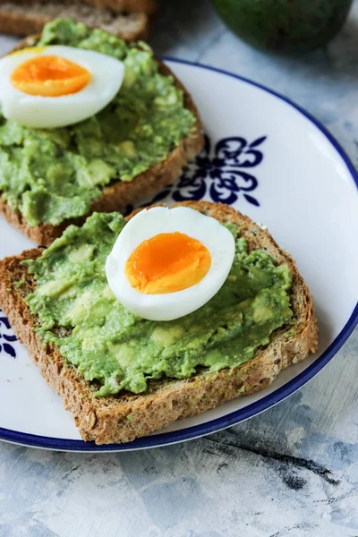 Toast Med Avokado Och Ägg Bröd Skiva Med Ägg Och — Stockfoto