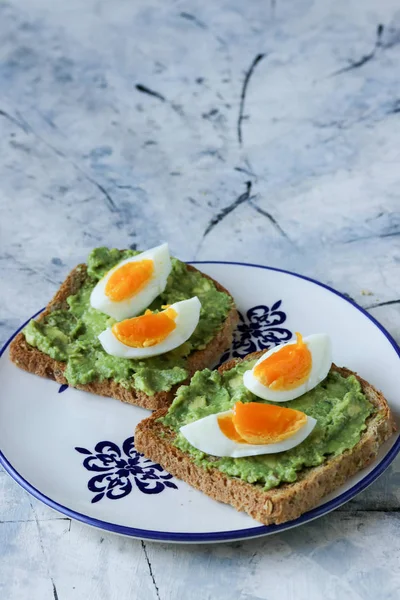 Toast Med Avokado Och Ägg Bröd Skiva Med Ägg Och — Stockfoto