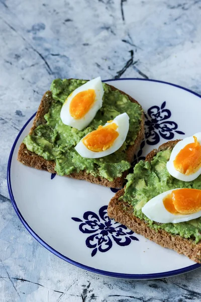 Toast Med Avokado Och Ägg Bröd Skiva Med Ägg Och — Stockfoto