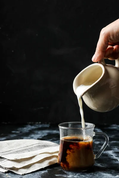 Femeia Toarnă Lapte Ceașcă Cafea — Fotografie, imagine de stoc