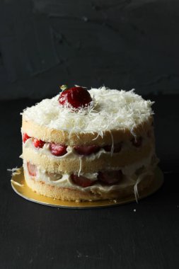 Çilekli kek, lezzetli katman meyveli kek