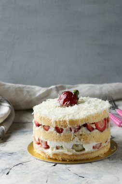 Çilekli kek, lezzetli katman meyveli kek