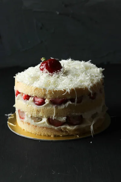 草莓蛋糕 美味的一层水果蛋糕 — 图库照片