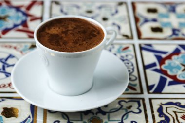 Geleneksel Türk Sanat iznik karo zemin üzerine Türk kahvesi
