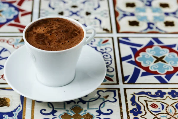 トルコ美術の伝統的なイズニック タイル背景にトルコ コーヒー — ストック写真