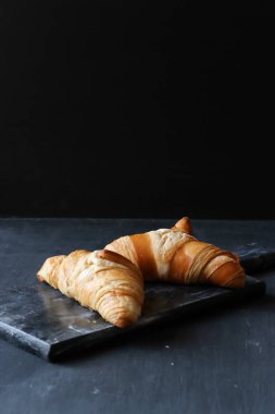 Siyah arka planda kruvasan.