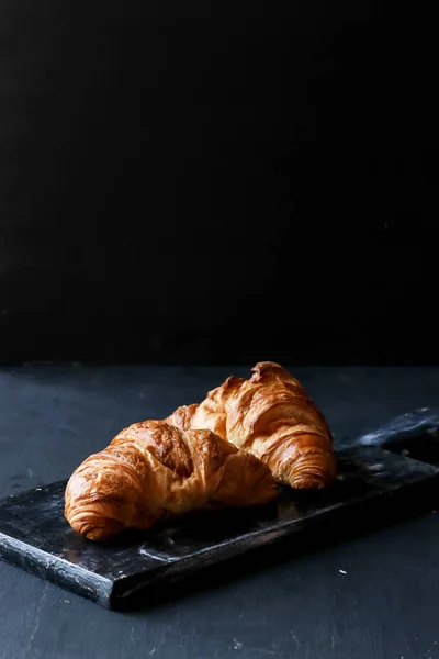 Croissant Fekete Alapon — Stock Fotó
