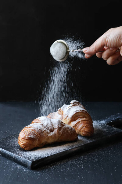 круассан на чёрном фоне