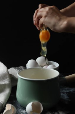 Eller tarafından yumurta çatlama