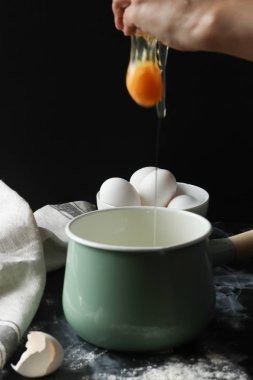 Eller tarafından yumurta çatlama