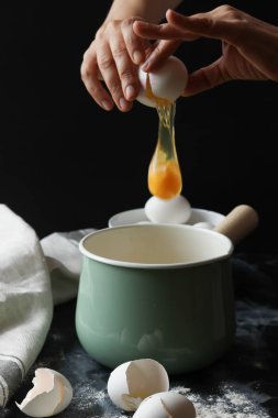 Eller tarafından yumurta çatlama