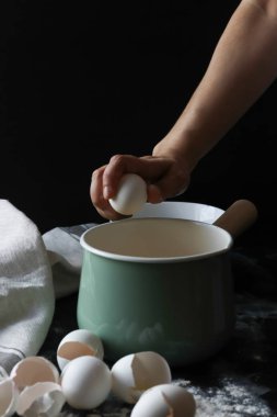 Eller tarafından yumurta çatlama