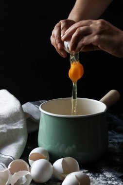 Eller tarafından yumurta çatlama