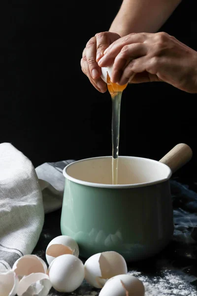 Eier Mit Den Händen Knacken — Stockfoto