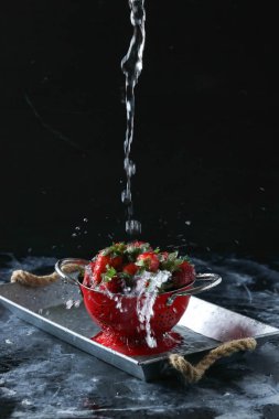 Kırmızı bir clander içinde strawberriies