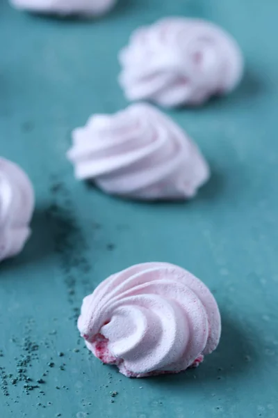 Pink Meringues Cookies Green Background — Stock Photo, Image