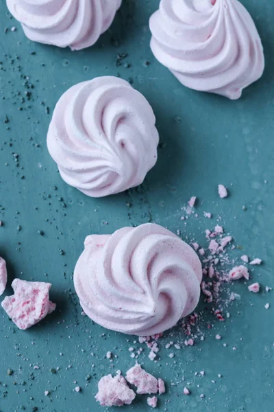 Rosa Maränger Cookies Grön Bakgrund — Stockfoto