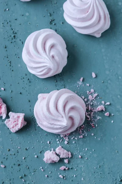 Pink Meringues Koekjes Een Groene Achtergrond — Stockfoto