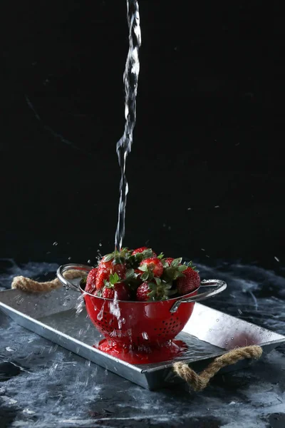 Strawberriies Červeném Klandru — Stock fotografie