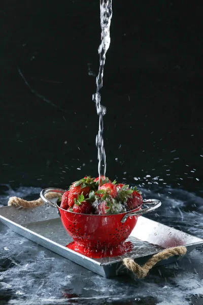 Strawberriies Czerwonym Clander — Zdjęcie stockowe