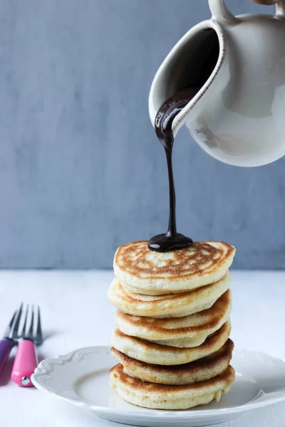 Stack Pancakes Pouring Chocolate Sauce — Stock Photo, Image