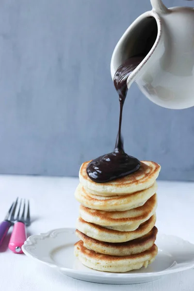 Stack Pancakes Pouring Chocolate Sauce — Stock Photo, Image