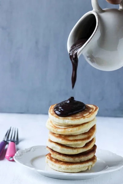 Stack Pancakes Pouring Chocolate Sauce — Stock Photo, Image