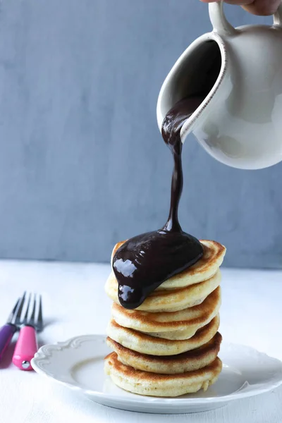 Stack Pancakes Pouring Chocolate Sauce — Stock Photo, Image