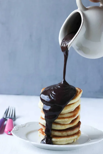 Stapel Pfannkuchen Mit Schokoladensauce — Stockfoto