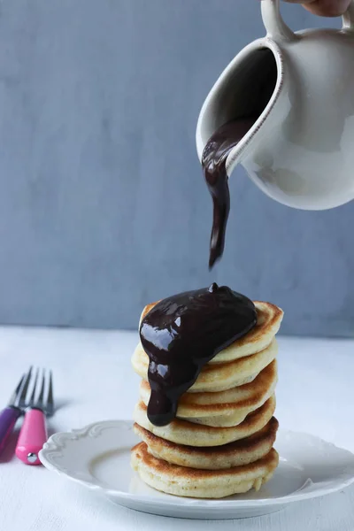 Stapel Pfannkuchen Mit Schokoladensauce — Stockfoto