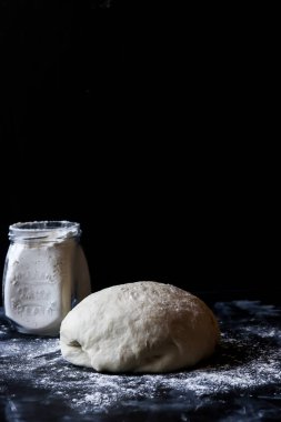 Siyah bir arka plan üzerinde hamur unu