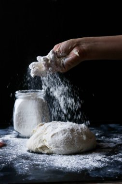 Siyah bir arka plan üzerinde hamur unu