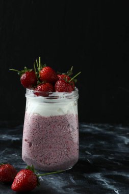 Chia tohum pudingi çilek ile