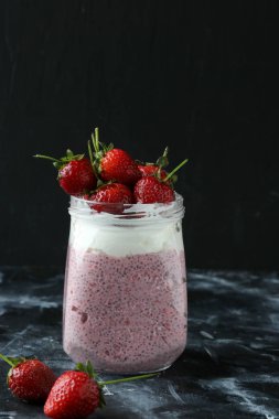 Chia tohum pudingi çilek ile