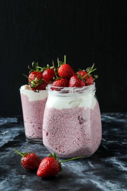 Chia tohum pudingi çilek ile