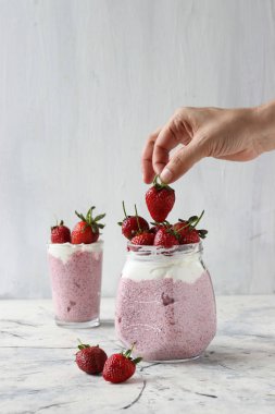 Chia tohum pudingi çilek ile