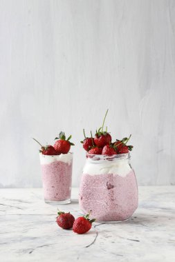 Chia tohum pudingi çilek ile