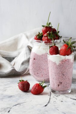 Chia tohum pudingi çilek ile