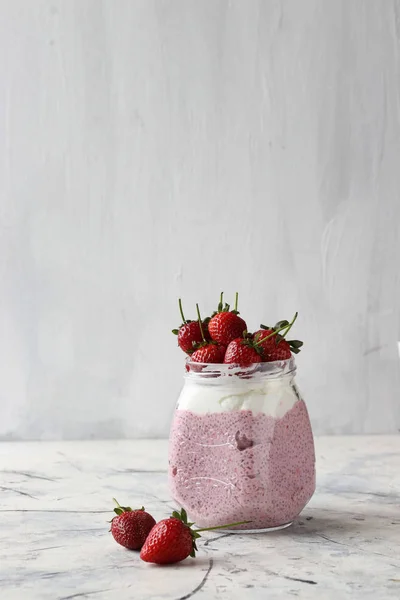 Budín Semillas Chía Con Fresas —  Fotos de Stock