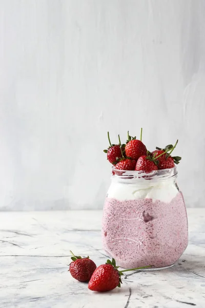 Budín Semillas Chía Con Fresas —  Fotos de Stock