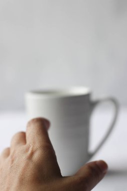 Kahve bağımlılığı, beyaz kahve kupa ve el
