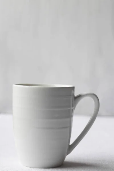 Beyaz Kahve Fincanı Beyaz Bir Sırt Çantasının Üstünde — Stok fotoğraf