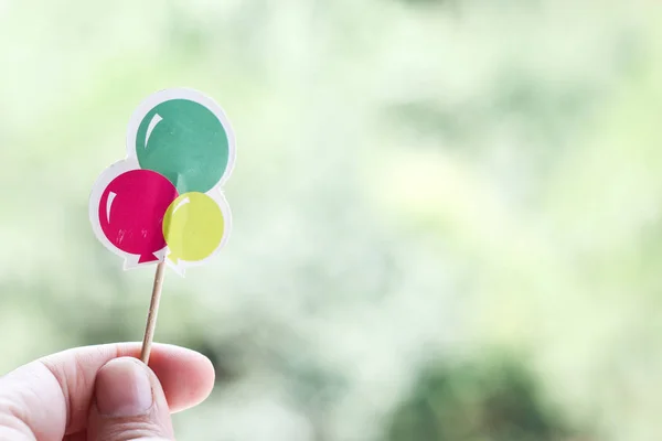 Handen Håller Färgglada Ballonger — Stockfoto