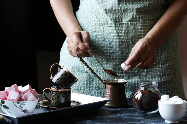 Göra Turkiskt Kaffe Och Turkisk Njutning — Stockfoto