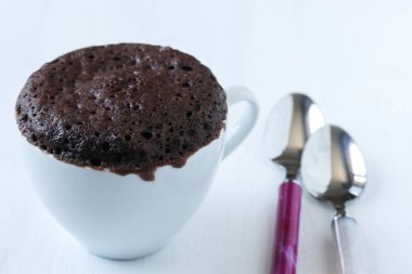 Beyaz arka planda kupa pastası