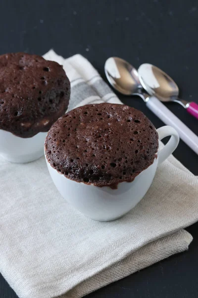 Tasse Kuchen Auf Schwarzem Hintergrund — Stockfoto