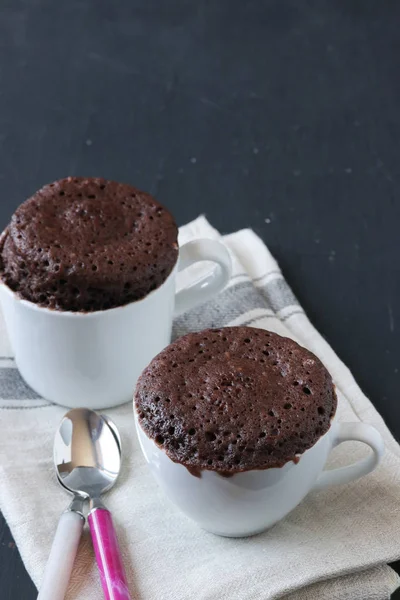 Tasse Kuchen Auf Schwarzem Hintergrund — Stockfoto