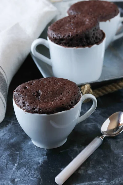 Tasse Kuchen Auf Schwarzem Hintergrund — Stockfoto